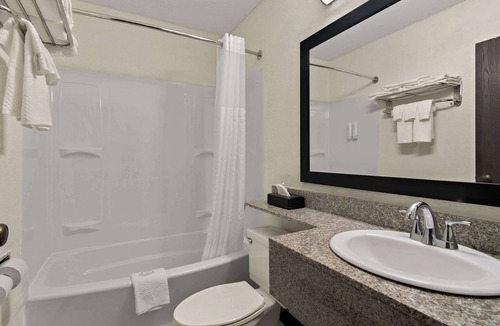 Normal Hotel | Clarion Pointe Bloomington – Normal near I-55 and University