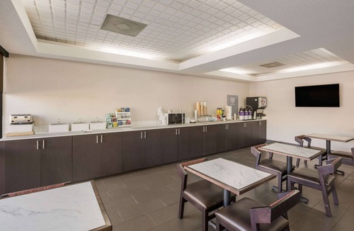 Forsyth Hotel | Clarion Pointe Forsyth I-75