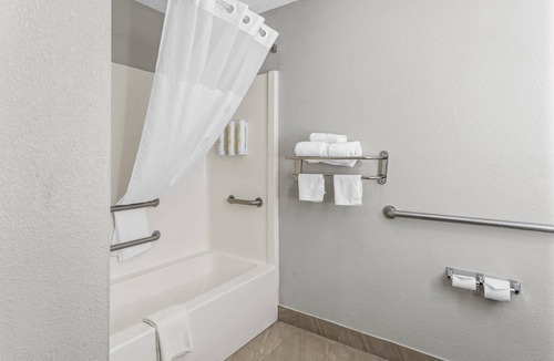 Jesup Hotel | Clarion Pointe Jesup