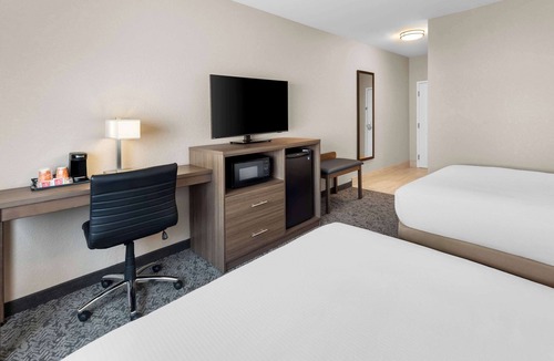 Mattoon Hotel | Clarion Pointe Mattoon near University
