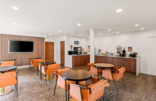 Mount Vernon Hotel | Clarion Pointe Mount Vernon - Burlington