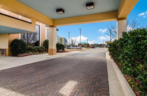 New Bern Hotel | Clarion Pointe New Bern
