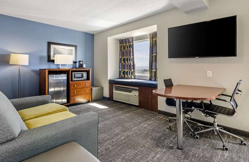 Staunton Hotel | Clarion Pointe Staunton East