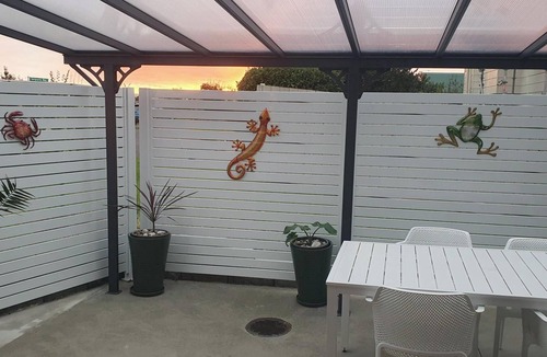 Clarks Beach Apartment | Clarks Beach Getaway. Modern 2-bed apartment, close to great golf course