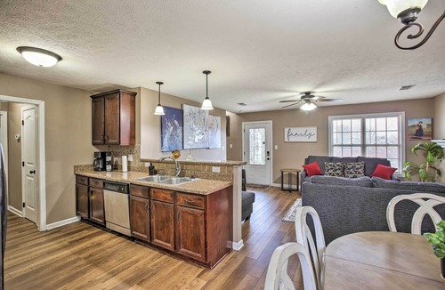 Oak Grove House | Clarksville Getaway Near Golfing & Breweries!