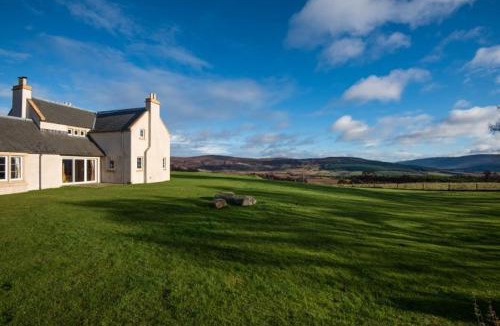 Grantown-on-Spey House | Clashindeugle Farmhouse & Annex