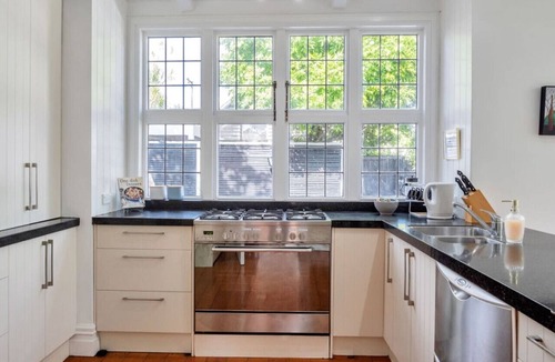 Ponsonby House | Classic Villa Retreat - Steps To Ponsonby Rd