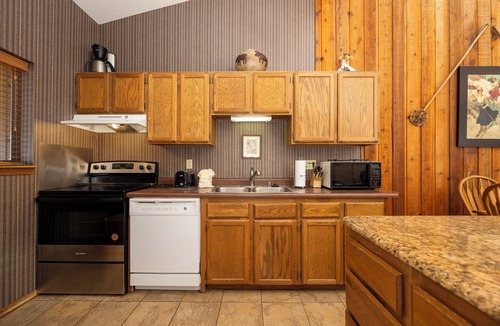 Winter Park Condo | Classic 2 bedroom - clean and comfortable with full kitchen