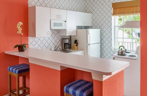 Marco Island Hotel | Classic 2BR Water View Suite at Olde Marco Inn Near Marina & Shops