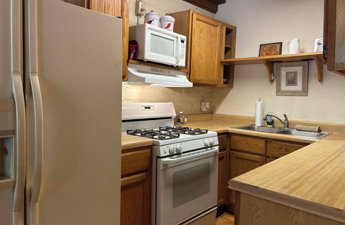 Tanque Verde Cabin | CLASSIC ADOBE ON 10.5 ACRE GUEST RANCH! Sleeps 4! Pool, Full Kitchen! BBQ!