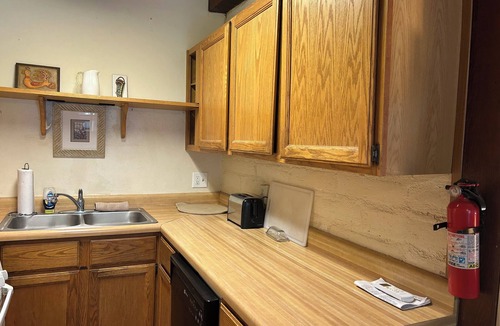 Tanque Verde Cabin | CLASSIC ADOBE ON 10.5 ACRE GUEST RANCH! Sleeps 4! Pool, Full Kitchen! BBQ!