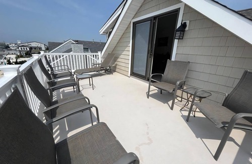 Beach Haven Gardens Apartment | Classic beach house on the bay