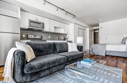 Wilburton Apartment | Classic Bellevue Studio w/Gym, W/D, near Spring District, by Blueground