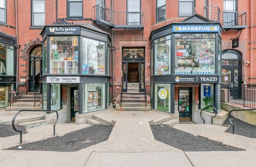 Back Bay Apartment | Classic Boston Studio on Newbury w/A+ shopping and dining by Blueground