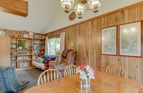 Cascade Cabin | Classic cabin with views, guest suite, and forest acccess