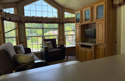 Hammond House | Classic Camper on Black Lake