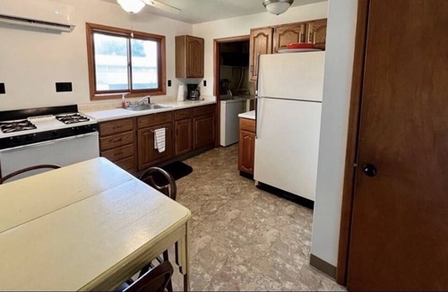 Conneaut Lakeshore Cottage | Classic Conneaut Cottage