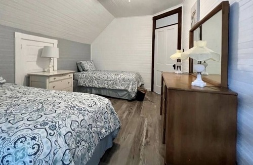 Conneaut Lakeshore Cottage | Classic Conneaut Cottage
