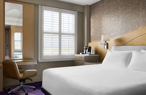 Pasadena Hotel | Classic Corner One King Bed Room at Pasadena Hotel & Pool