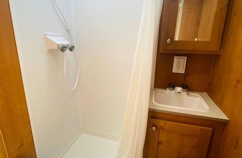 Idleyld Park House | Classic & Cute 1950's Inspired Retro Camper, Idleyld Park, OR