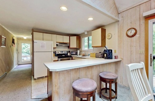 West Dover Cabin | Classic, dog-friendly cabin in the woods w/private deck