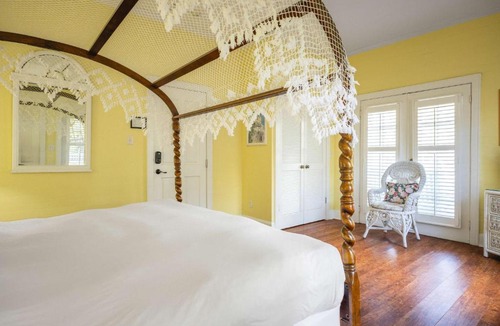 Historic Seaport Hotel | Classic King Balcony at the James House