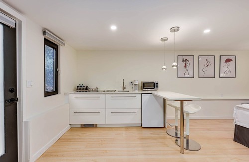 Burnaby House | Classic King Size Guest Suite