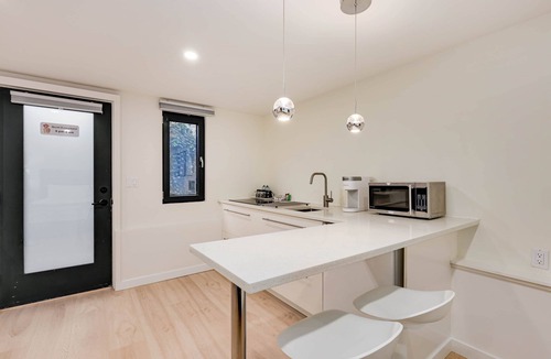 Burnaby House | Classic King Size Guest Suite