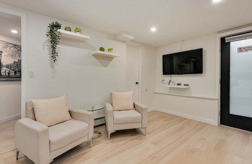 Burnaby House | Classic King Size Guest Suite