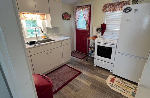 Lakeside Cottage | Classic Lakeside Cottage, Prime Location-Across from Hoover Auditorium