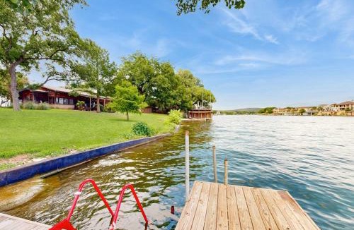 Kingsland House | Classic Lakefront Cottage with Private Dock, Lovely Lake View, Backyard & WiFi