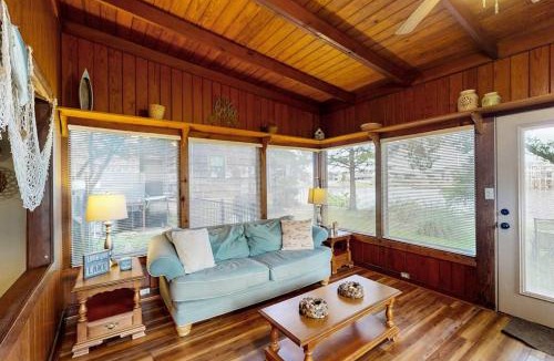 Kingsland House | Classic Lakefront Cottage with Private Dock, Lovely Lake View, Backyard & WiFi