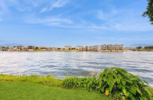 Kingsland House | Classic Lakefront Cottage with Private Dock, Lovely Lake View, Backyard & WiFi