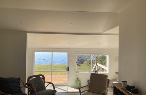 Ngongotaha Cottage | Classic lakeside bach