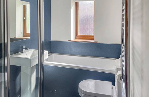 Ancaster Ski Chalet | Classic Lakeview Lodge 6