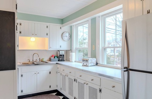 West Mystic House | Classic Mystic Retreat Walking Distance to Downtown