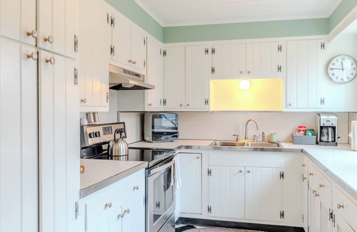West Mystic House | Classic Mystic Retreat Walking Distance to Downtown