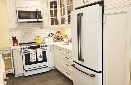 Phinney Ridge House | Classic Phinney Ridge Gem, Renovated 4BR Walk to Green Lake & Woodland Park Zoo