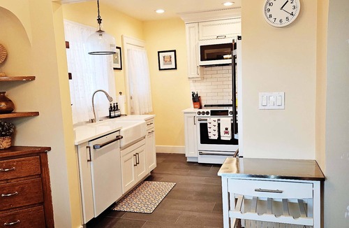 Phinney Ridge House | Classic Phinney Ridge Gem, Renovated 4BR Walk to Green Lake & Woodland Park Zoo