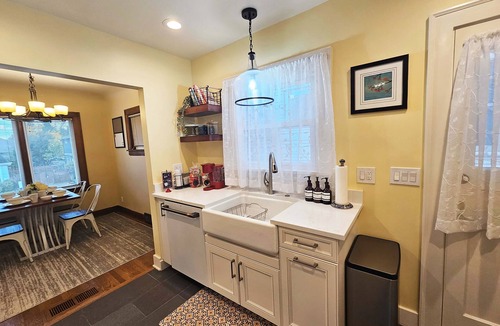 Phinney Ridge House | Classic Phinney Ridge Gem, Renovated 4BR Walk to Green Lake & Woodland Park Zoo