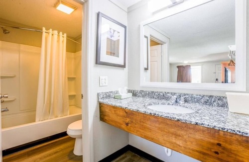 Richmond Hotel | Classic Room with Work Desk – Perfect for Business or Leisure Trips in Richmond