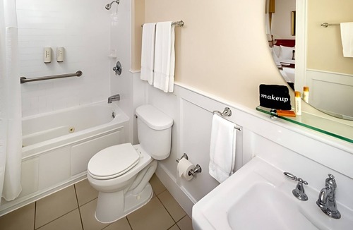 Berea Hotel | Classic Southern Charm Room w/Queen Bed Next to Berea College – Walkable Spot!