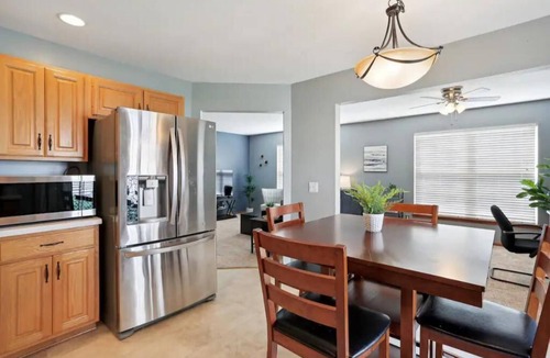 Champaign House | Classic & Spacious 3/2.5 fenced
