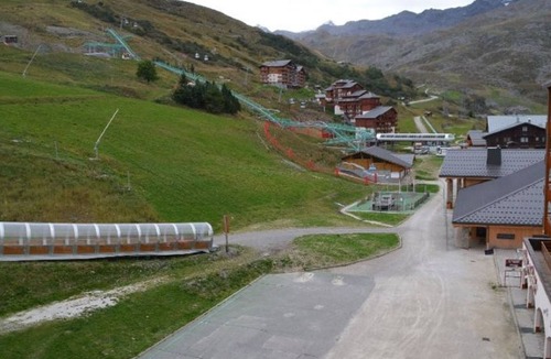 Les Bruyeres Apartment | Classic studio for 4 with ski slope view, pets allowed