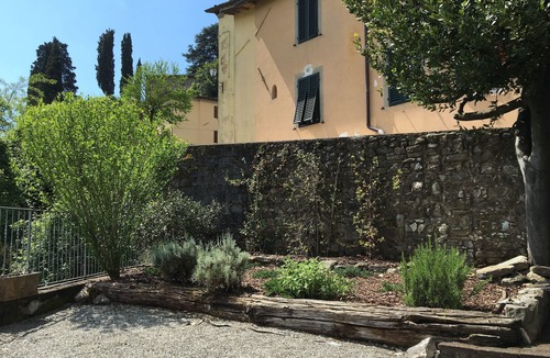 Mologno House | Classic Tuscan Home with Private Garden in the Old Walled City