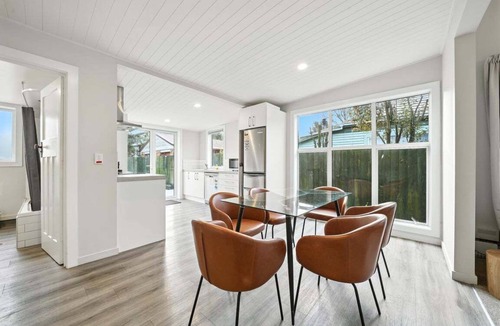 Sydenham House | Classic Villa with Parking & Modern Comforts - Albemarle Villa
