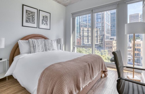 West Loop Gate Apartment | Classic West Loop 1BR w/ Pool, Gym & Lounge, nr L, by Blueground