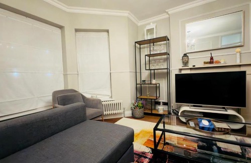 Charlton Apartment | Classical one-bedroom flat close to O2 Arena