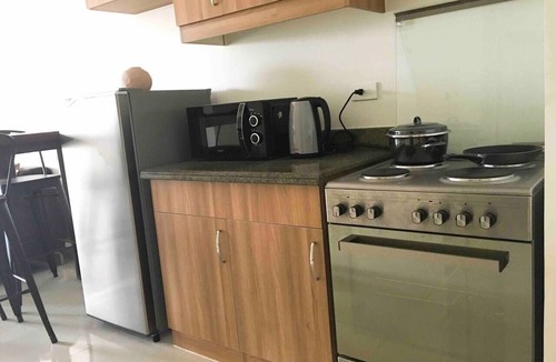Guadalupe Viejo Condo | Classy 2BR Apartment + Netflix at Rockwell Makati