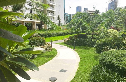 Guadalupe Viejo Condo | Classy 2BR Apartment + Netflix at Rockwell Makati
